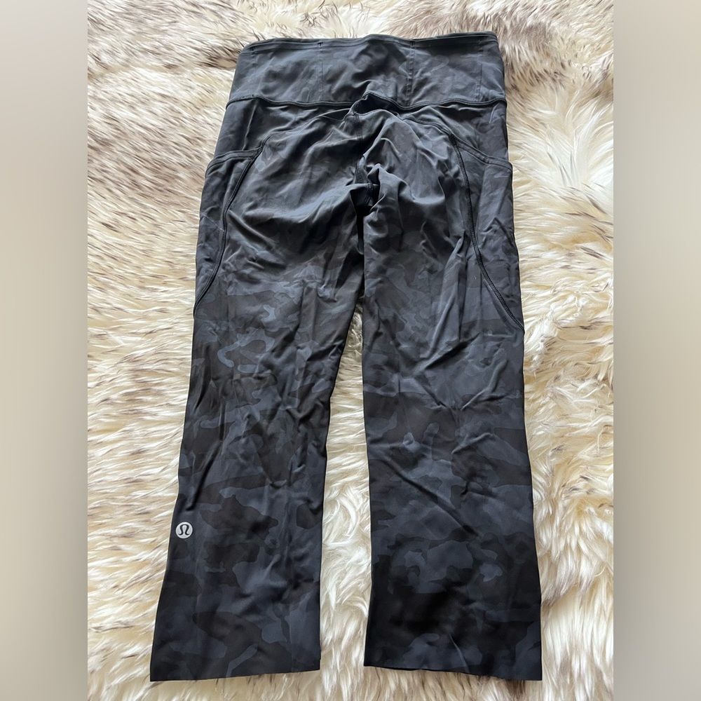 Black Camouflage print Lulu crop fast & free leggings size 6